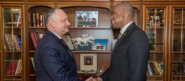 Президент Молдовы Игорь Додон и посол США в республике Дерек Хоган Президент Молдовы Игорь Додон и посол США в республике Дерек Хоган - Sputnik Молдова