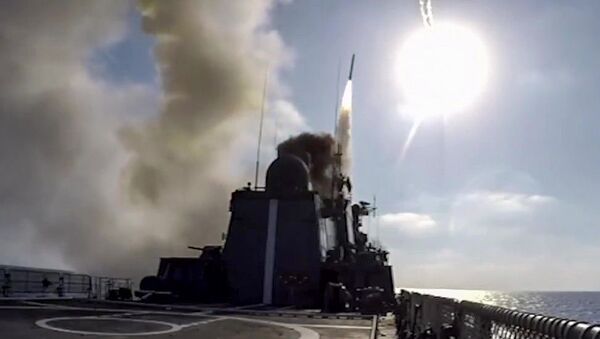 Пуски крылатых ракет Калибр с фрегата Адмирал Эссен по объектам запрещенной в РФ террористической группировки ИГИЛ в Сирии - Sputnik Moldova