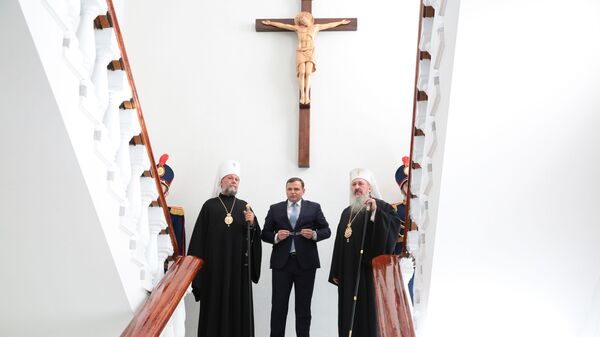 Instalarea crucifixului la MAI - Sputnik Молдова
