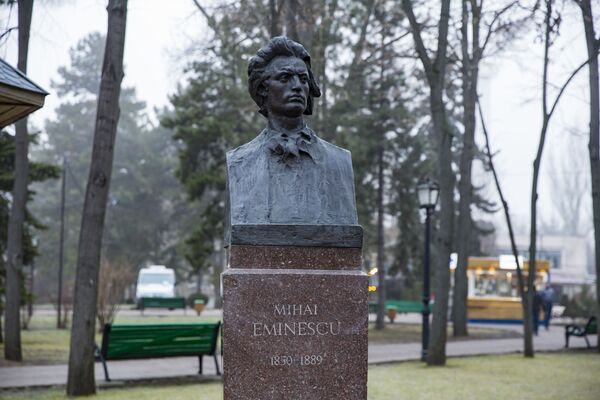 Bustul poetului Mihai Eminescu, , situat pe Aleea Clasicilor din Grădina Publică Ștefan cel Mare și Sfânt. - Sputnik Moldova