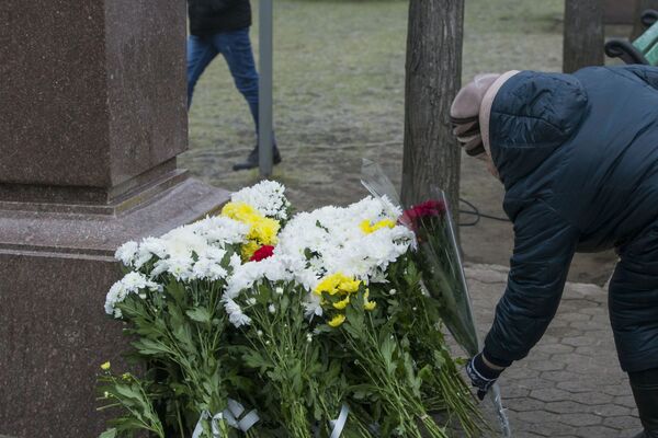Depuneri de flori la bustul poetului Mihai Eminescu. - Sputnik Moldova