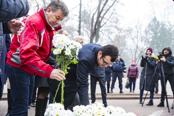 Depuneri de flori la bustul poetului Mihai Eminescu. - Sputnik Moldova