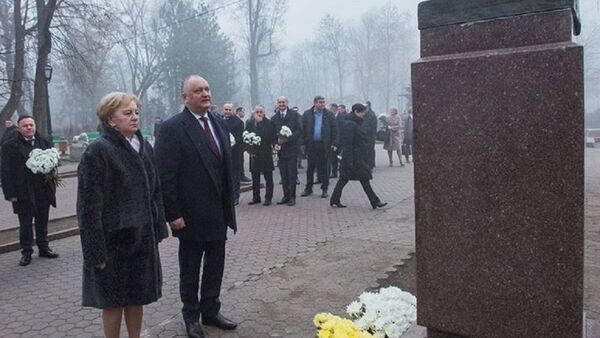 Președintele Igor Dodon și premierul Zinaida Grecenîi, cu flori la Eminescu  - Sputnik Moldova
