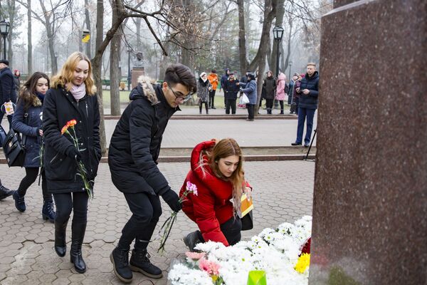 Depuneri de flori la bustul poetului Mihai Eminescu. - Sputnik Moldova-România