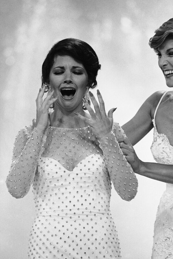 Мисс Америка 1980 Сьюзан Пауэлл после победы на конкурсе красоты  - Sputnik Молдова
