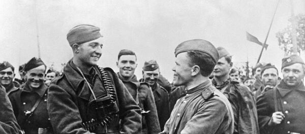 Офицер Красной Армии жмет руку бойцу Чехословацкого корпуса - Sputnik Молдова