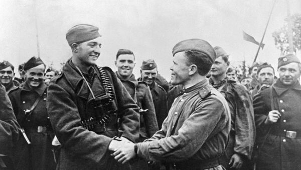 Офицер Красной Армии жмет руку бойцу Чехословацкого корпуса - Sputnik Молдова