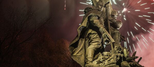 В Москве дали салют в честь 75-й годовщины освобождения Варшавы В Москве дали салют в честь 75-й годовщины освобождения Варшавы - Sputnik Молдова