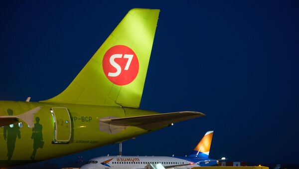Самолет Airbus A320 авиакомпании S7 в аэропорту Толмачево в Новосибирске - Sputnik Молдова