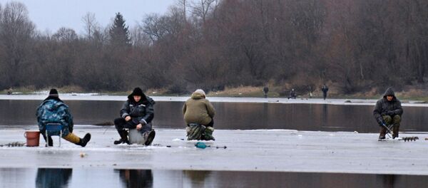 Рыбалка на тонком льду. - Sputnik Молдова