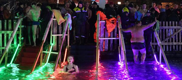 Крещенские купания в Москве - Sputnik Moldova