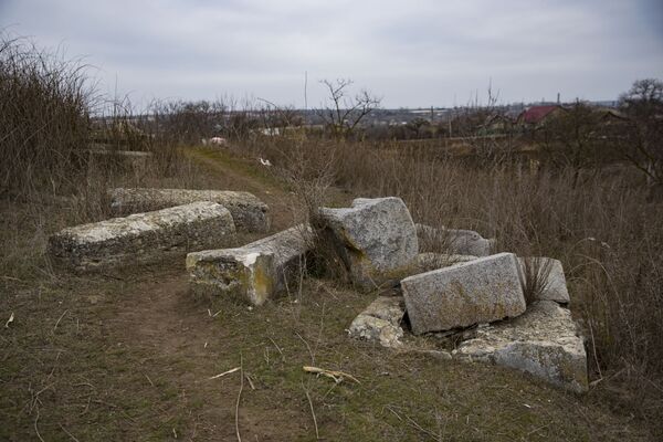Multe dintre plăcile de pe morminte nu au nicio inscripție și sunt distruse.  - Sputnik Moldova