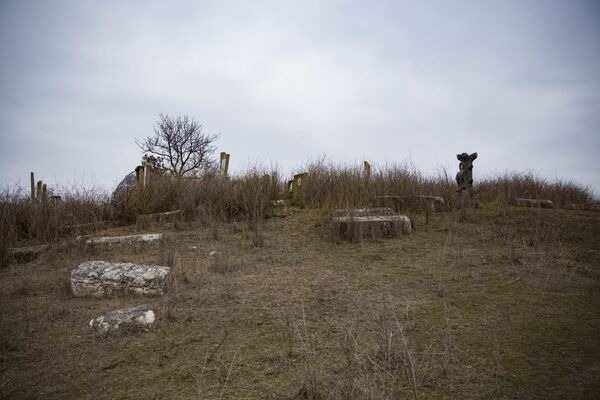 În spațiul Cimitirului, care măsoară între 1000 și 2000 de metri pătrați se găsesc aproximativ 400 de pietre funerare.  - Sputnik Moldova