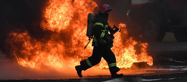 Сотрудник МЧС во время учений - Sputnik Молдова