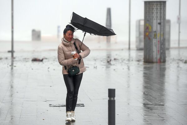 Женщина на пляже Эль-Богателле в Барселоне во время шторма Глория  - Sputnik Молдова