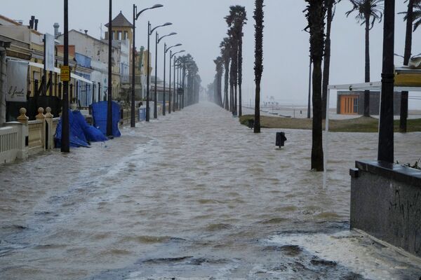Затопленная набережная рядом с пляжем Патакона во время шторма Глория в Альборайе, Испания - Sputnik Молдова