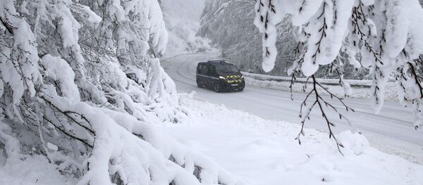 Машина на заснеженной дороге недалеко от Боконьяно, Корсика - Sputnik Moldova-România
