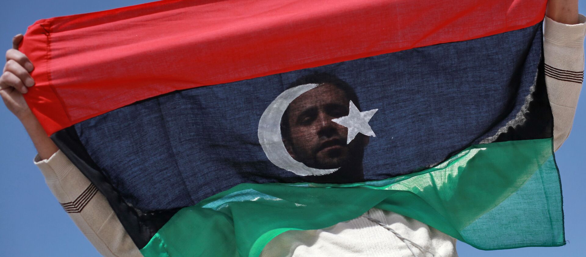 Житель Бенгази с флагом Ливии. Архивное фото - Sputnik Молдова, 1920, 23.01.2020
