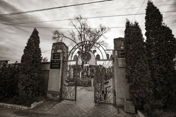 Intrarea în cimitirul evreiesc din Chișinău, amplasat pe strada Milano, sectorul Buiucani. - Sputnik Moldova