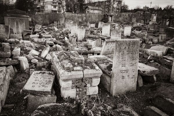 Cu regret, cimitirul a ajuns într-o stare avansată de degradare. - Sputnik Moldova