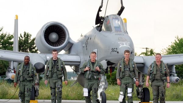 Piloții Forțelor Aeriene SUA pe fundalul unei aeronave A 10 la baza aeriană Mihail Kogălniceanu, România - Sputnik Moldova-România