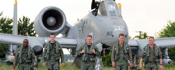 Piloții Forțelor Aeriene SUA pe fundalul unei aeronave A 10 la baza aeriană Mihail Kogălniceanu, România - Sputnik Moldova-România
