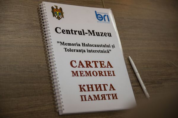 Cartea memoriei - în ea vizitatorii pot să descrie impresiile despre Holocaust - Sputnik Moldova