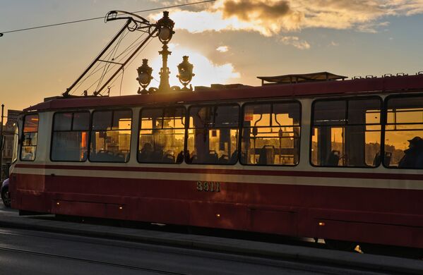 Трамвай на Троицком мосту в Санкт-Петербурге - Sputnik Moldova-România