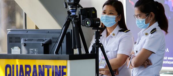 Сотрудники аэропорта в масках следят за тепловым сканером в международном аэропорту Ninoy Aquino на Филиппинах Сотрудники аэропорта в масках следят за тепловым сканером в международном аэропорту Ninoy Aquino на Филиппинах - Sputnik Молдова