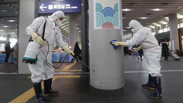 Рабочие дезинфицируют станцию Сусео в Сеуле в расках борьбы с коронавирусам, Южная Корея - Sputnik Молдова
