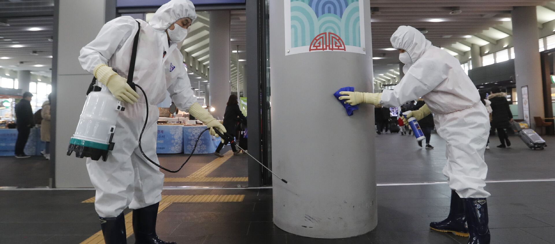 Рабочие дезинфицируют станцию Сусео в Сеуле в расках борьбы с коронавирусам, Южная Корея - Sputnik Молдова, 1920, 28.04.2021