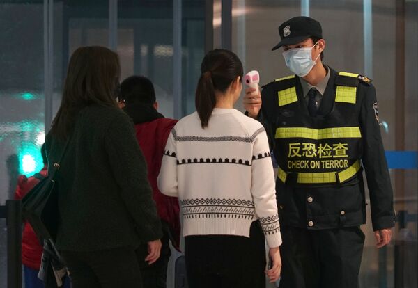 Проверка пассажиров в аэропорте китайского города Ухань - Sputnik Молдова