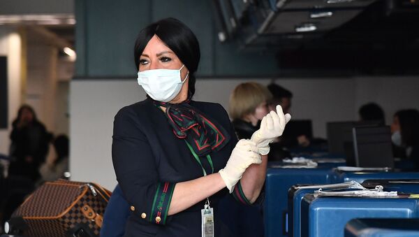  Сотрудница в защитных перчатках и маске при подготовке к регистрации пассажиров у стойки авиакомпании China Southern Airlines в римском аэропорту Фьюмичино  - Sputnik Moldova-România