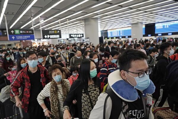 Пассажиры в защитных масках на железнодорожном вокзале Гонконга - Sputnik Молдова