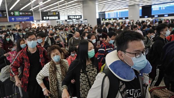Пассажиры в защитных масках на железнодорожном вокзале Гонконга - Sputnik Молдова