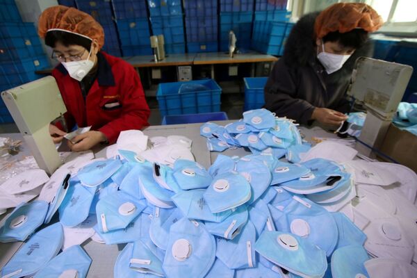 Производство защитных масок на заводе в провинции Ханьдань, Китай - Sputnik Молдова