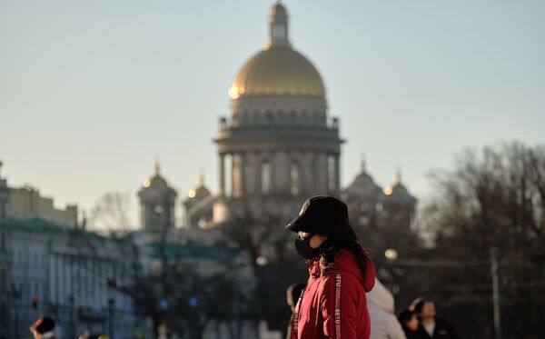Китайская туристка в защитной маске на Дворцовой площади в Санкт-Петербурге - Sputnik Молдова