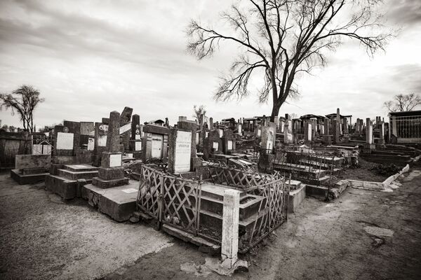 În cimitir se găsesc o mulțime de morminte și monumente vechi de peste un secol. - Sputnik Молдова