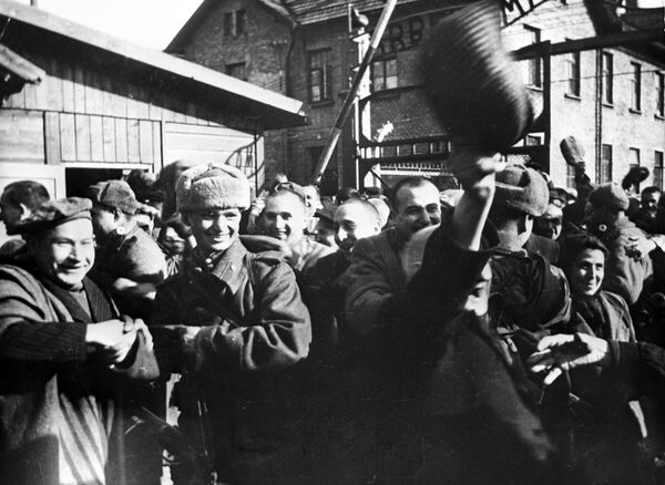 Узники Освенцима в первые минуты после освобождением лагеря Советской Армией - Sputnik Молдова