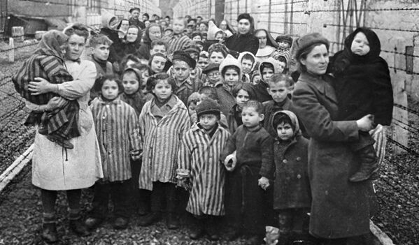Советские врачи и представители Красного креста среди узников Освенцима в первые часы после освобождения лагеря - Sputnik Молдова