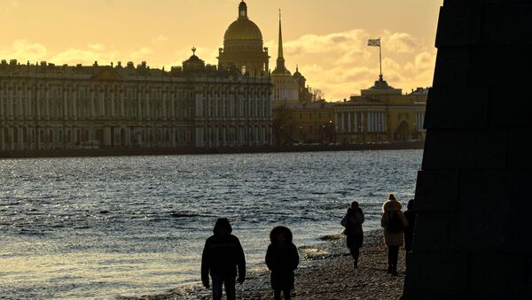 Прохожие гуляют на пляже Петропавловской крепости в Санкт-Петербурге - Sputnik Молдова