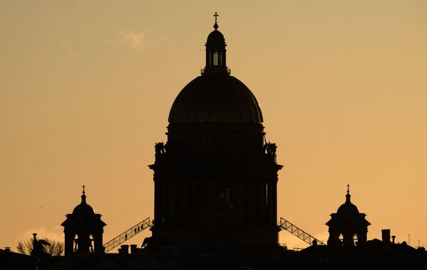 Вид на колоннаду Исаакиевского собора в Санкт-Петербурге - Sputnik Молдова