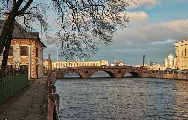 Вид на Прачечный мост с набережной реки Фонтанки в Санкт-Петербурге - Sputnik Молдова