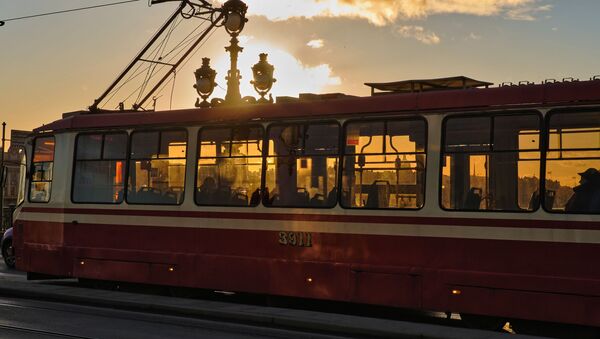 Трамвай на Троицком мосту в Санкт-Петербурге - Sputnik Молдова
