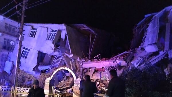 Turkish rescue services and police inspect the scene of a collapsed building following a 6.8 magnitude earthquake in Elazig, eastern Turkey on January 24, 2020 - Sputnik Moldova-România