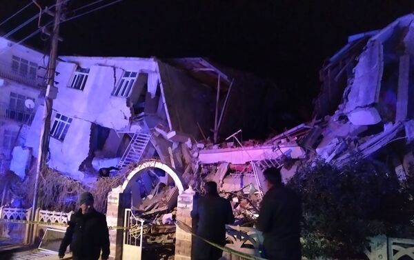 Turkish rescue services and police inspect the scene of a collapsed building following a 6.8 magnitude earthquake in Elazig, eastern Turkey on January 24, 2020 - Sputnik Молдова