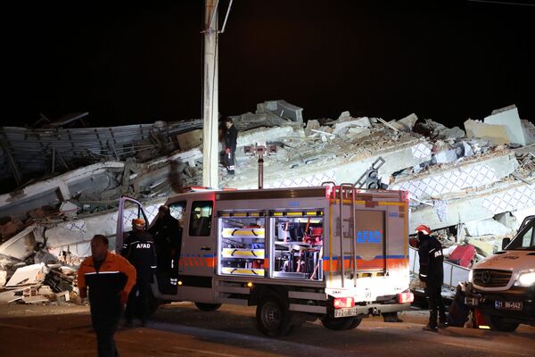 Salvatorii intervin în urma cutremurului din estul Turciei - Sputnik Moldova-România