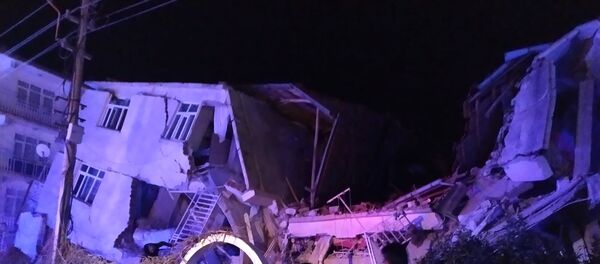 Turkish rescue services and police inspect the scene of a collapsed building following a 6.8 magnitude earthquake in Elazig, eastern Turkey on January 24, 2020 - Sputnik Moldova