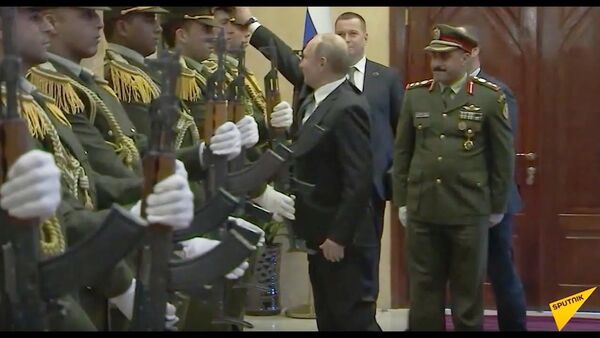 Владимир Путин поднял фуражку офицера палестинского караула - Sputnik Молдова