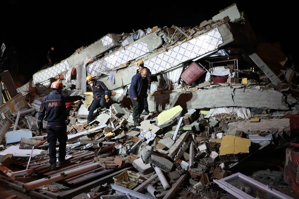 На месте обрушения здания в Элязыге, восточная Турция  - Sputnik Молдова